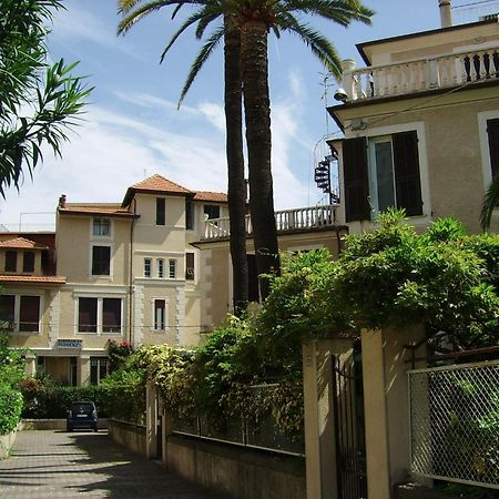 Hotel Fiorenza & Banksia Meuble อาลัสซิโอ ภายนอก รูปภาพ