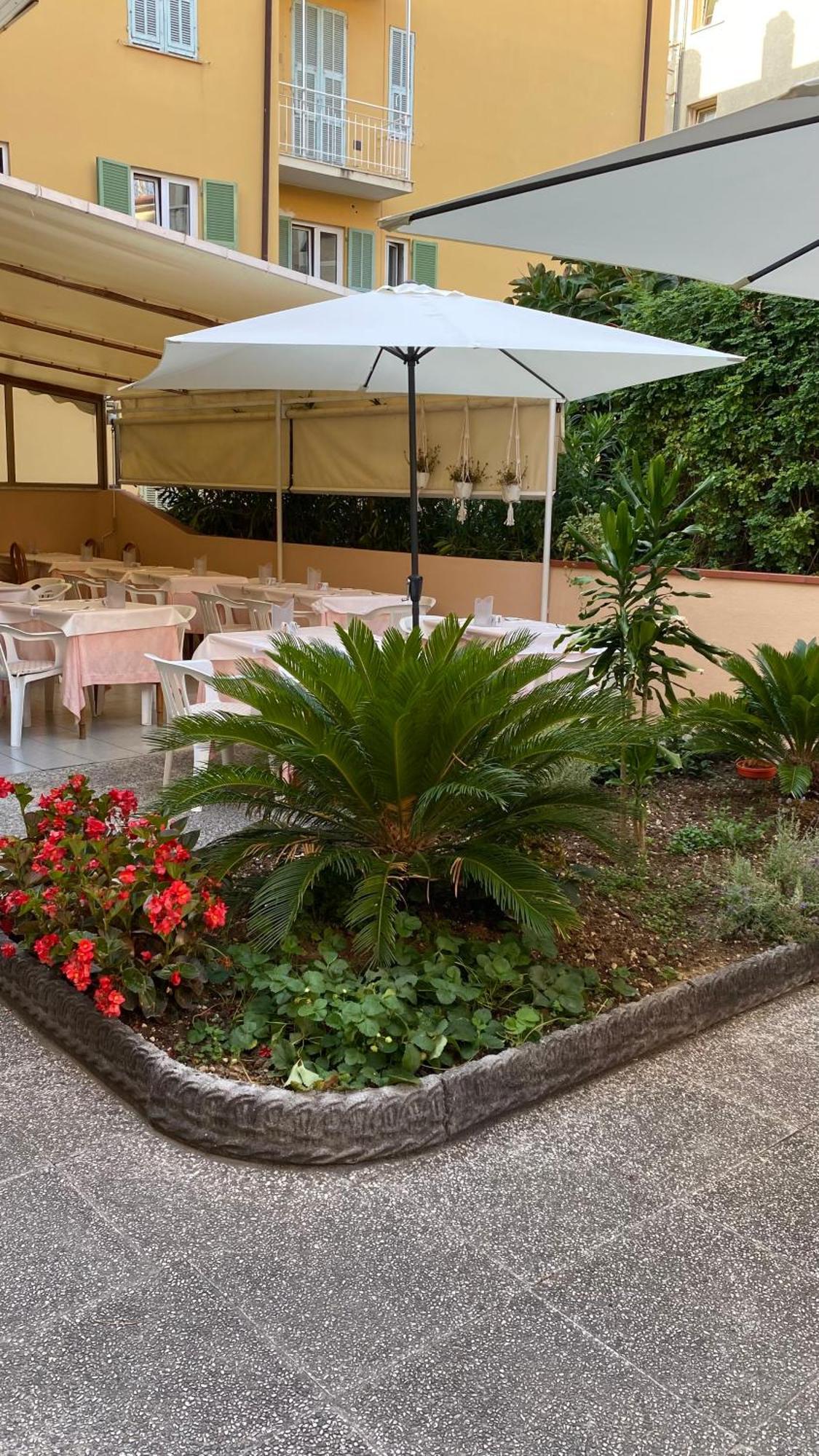 Hotel Fiorenza & Banksia Meuble อาลัสซิโอ ภายนอก รูปภาพ