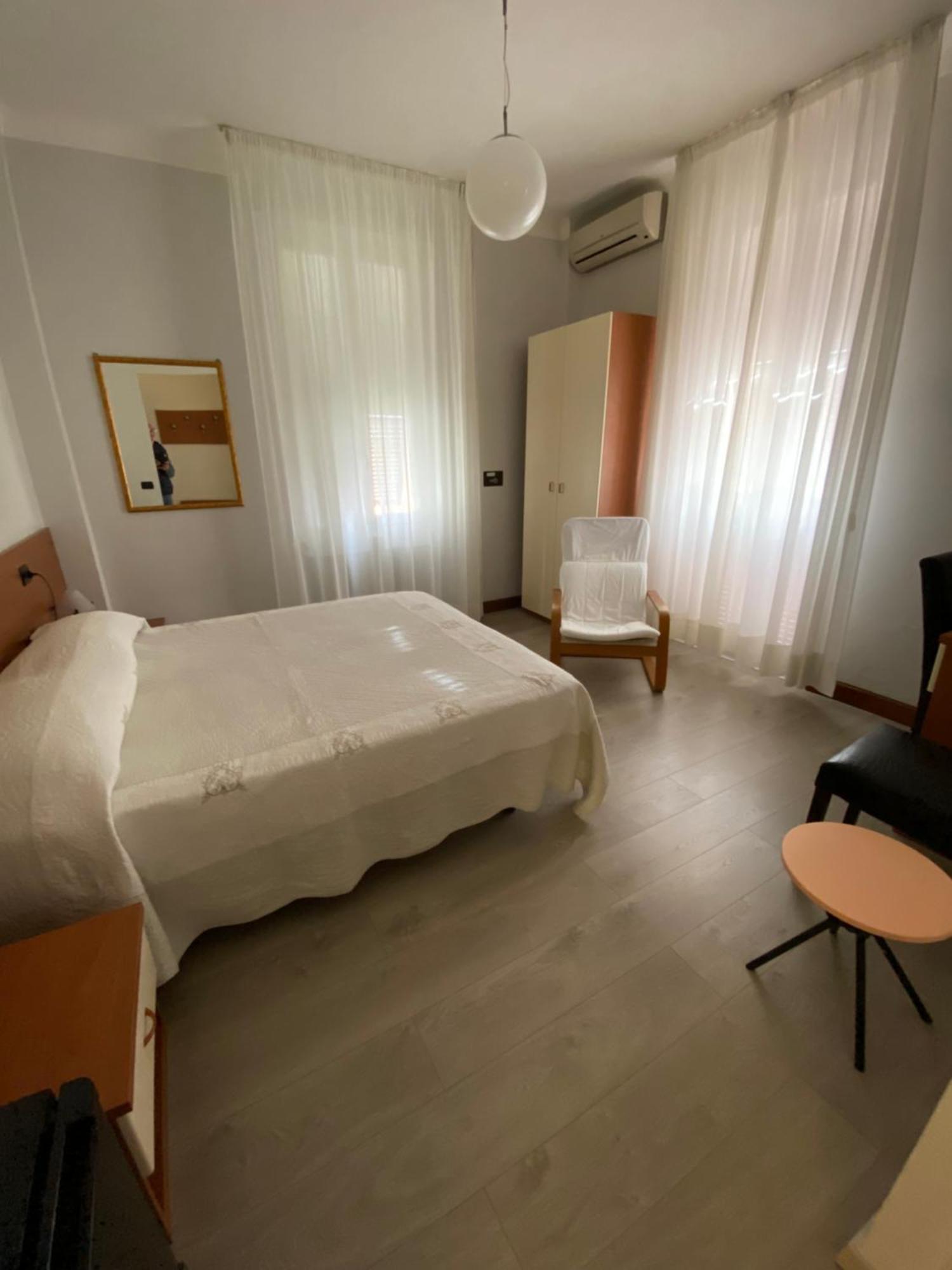 Hotel Fiorenza & Banksia Meuble อาลัสซิโอ ภายนอก รูปภาพ
