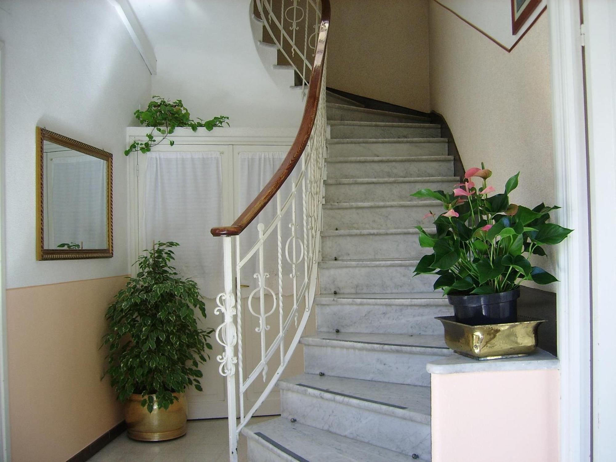 Hotel Fiorenza & Banksia Meuble อาลัสซิโอ ภายนอก รูปภาพ