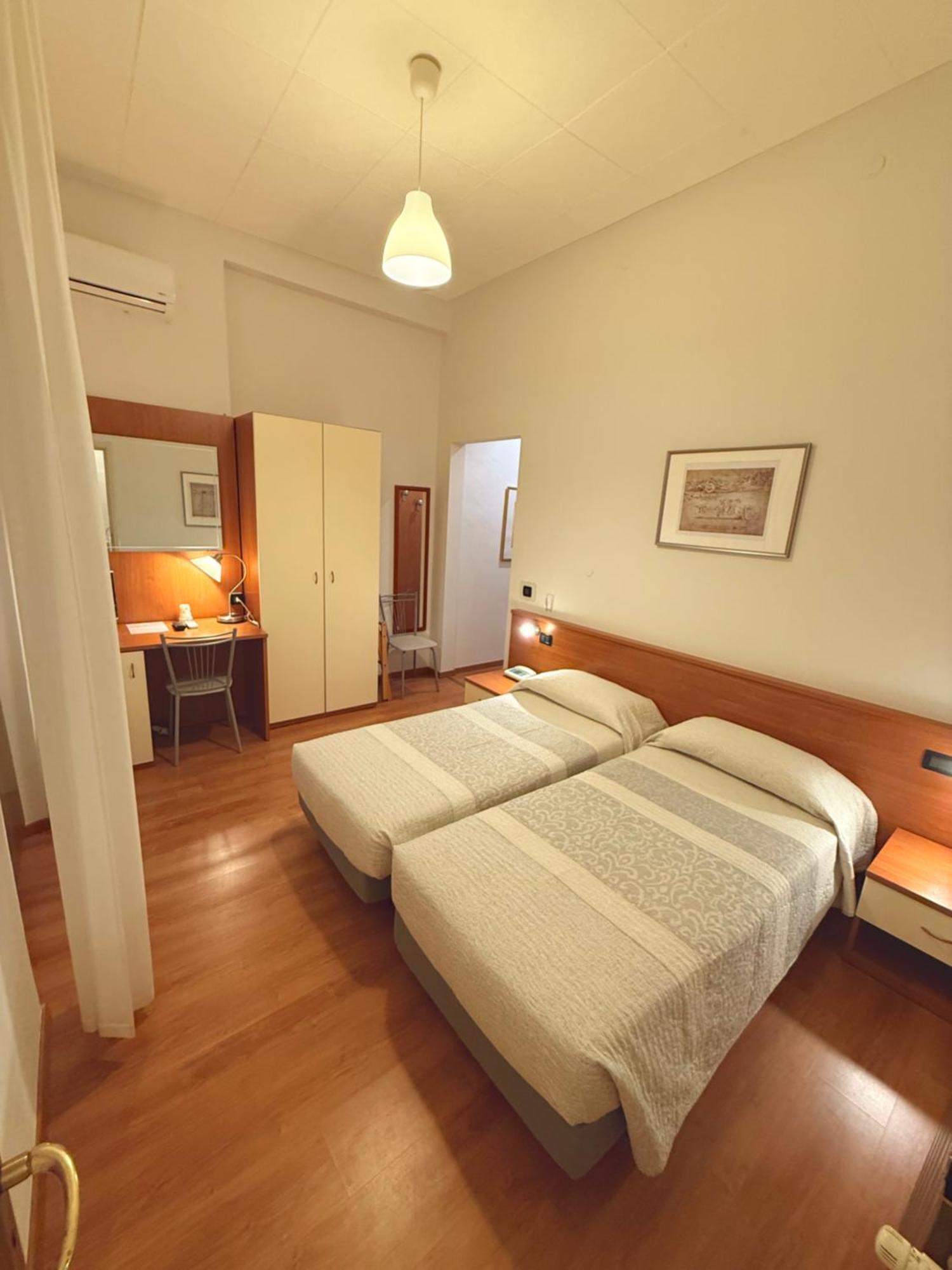 Hotel Fiorenza & Banksia Meuble อาลัสซิโอ ภายนอก รูปภาพ