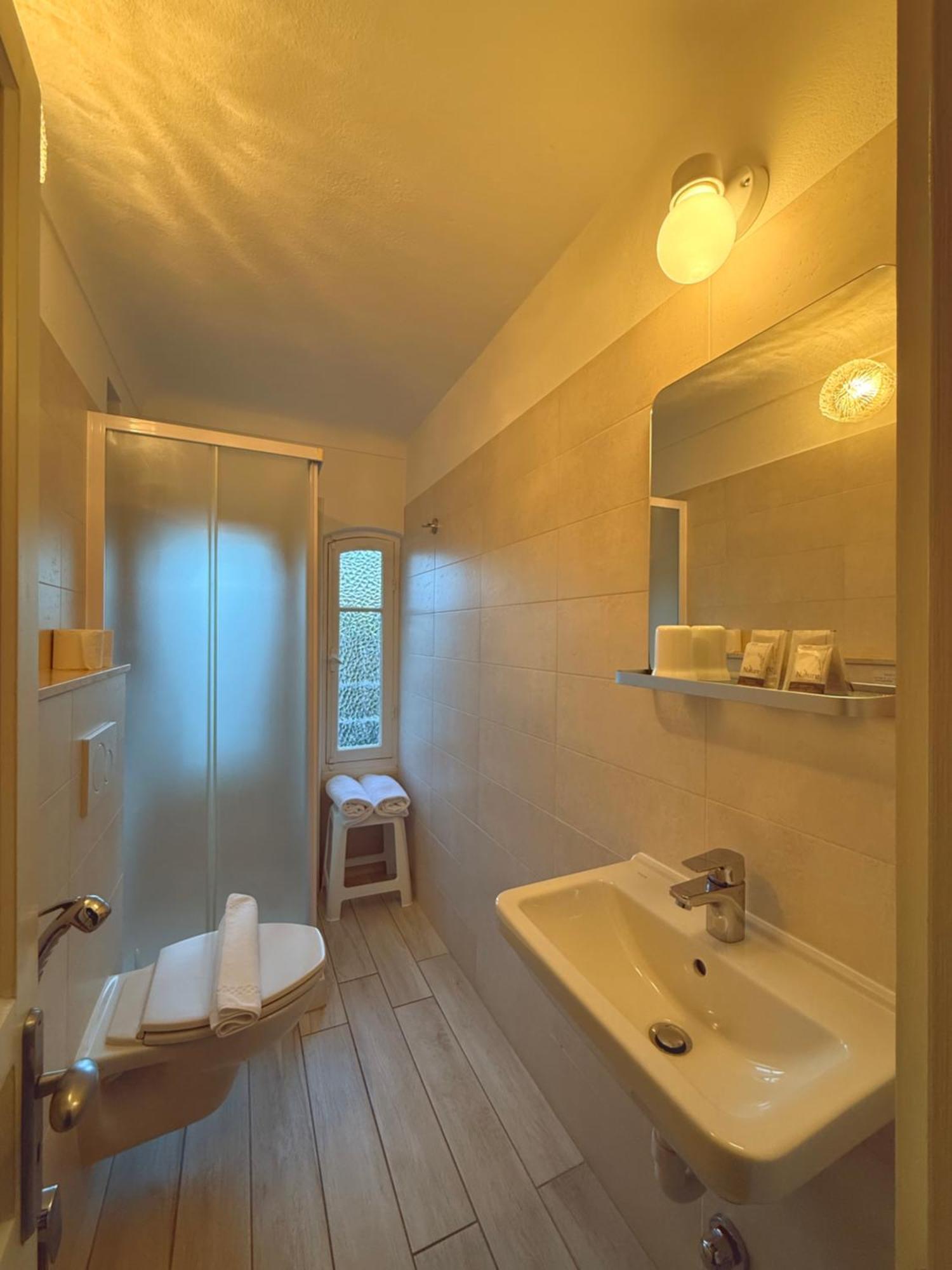 Hotel Fiorenza & Banksia Meuble อาลัสซิโอ ภายนอก รูปภาพ