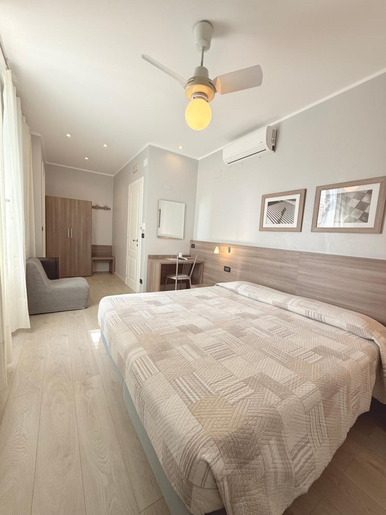 Hotel Fiorenza & Banksia Meuble อาลัสซิโอ ภายนอก รูปภาพ