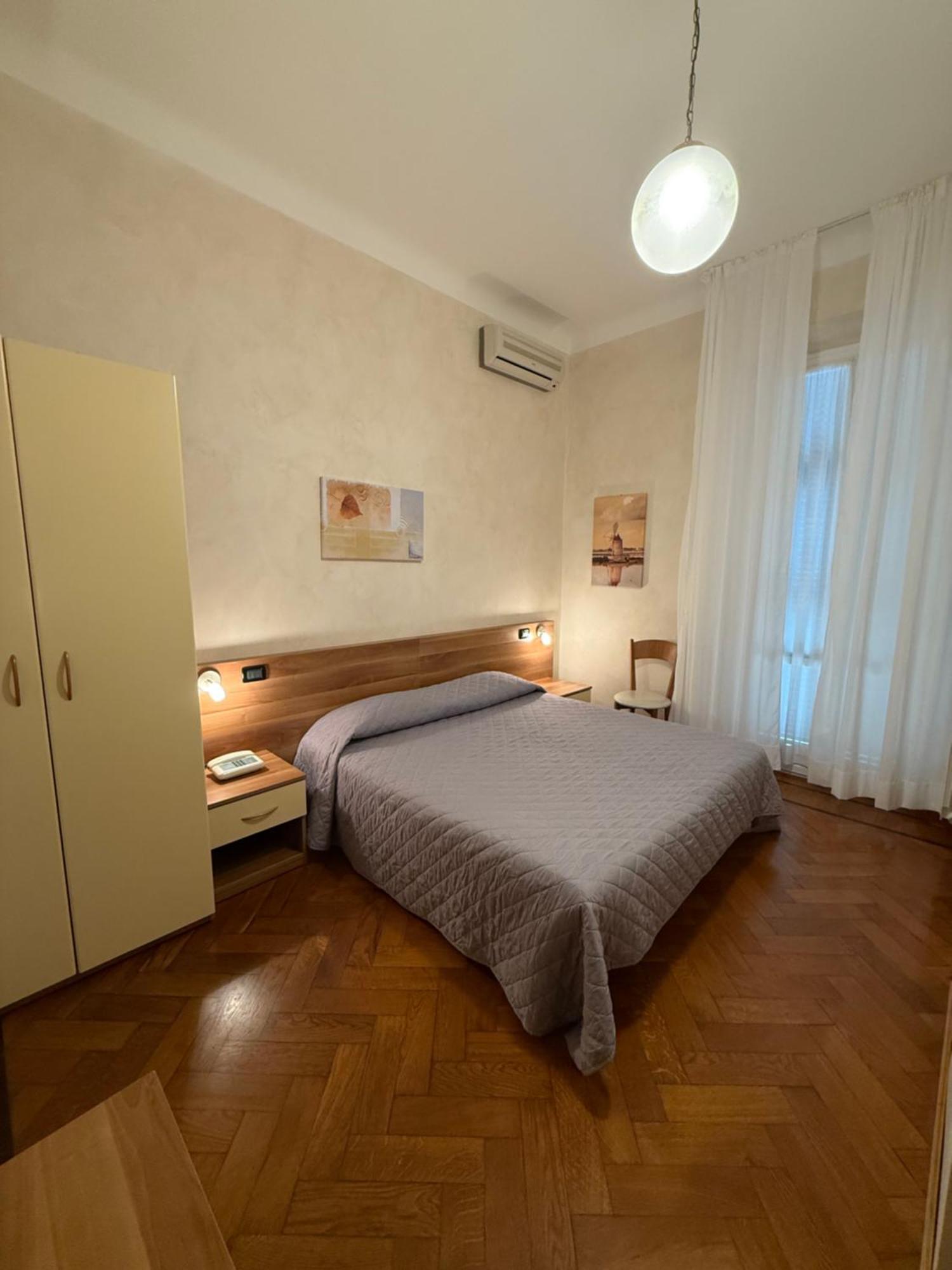 Hotel Fiorenza & Banksia Meuble อาลัสซิโอ ภายนอก รูปภาพ
