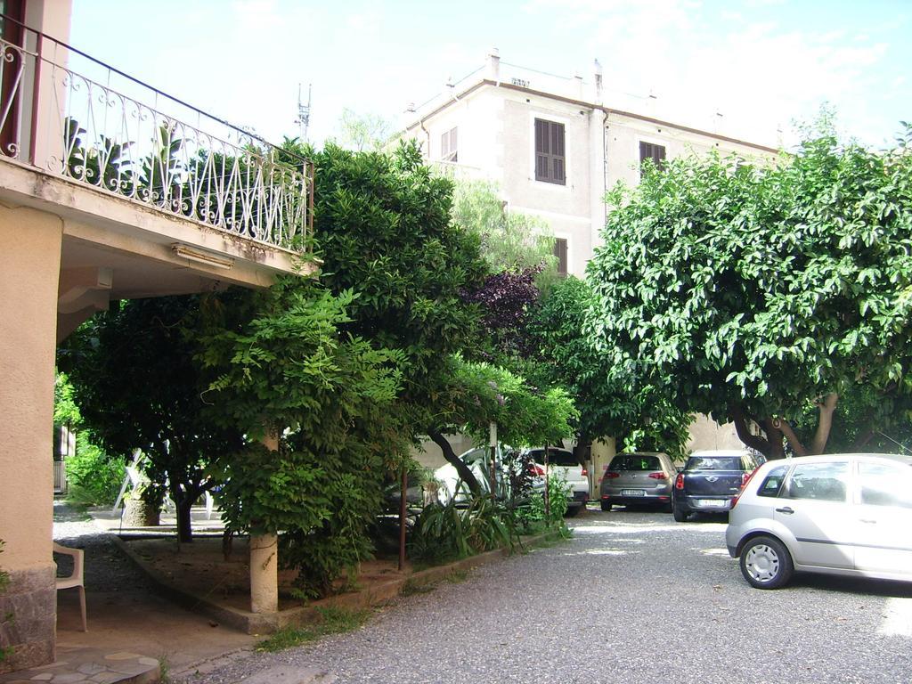 Hotel Fiorenza & Banksia Meuble อาลัสซิโอ ภายนอก รูปภาพ