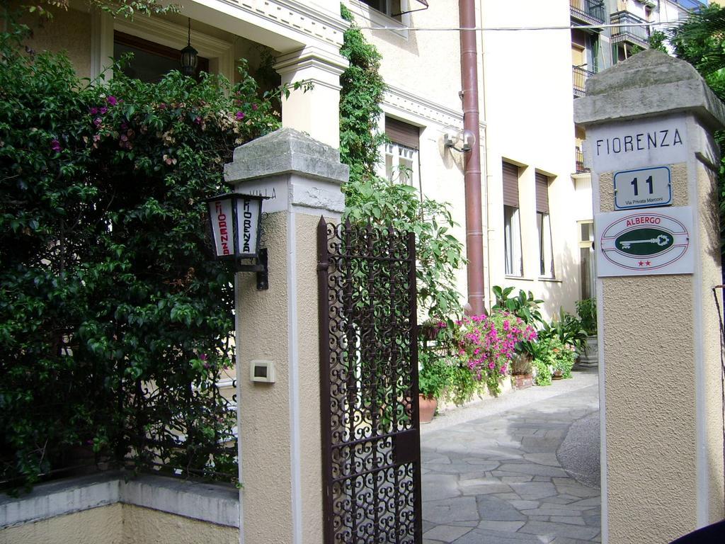 Hotel Fiorenza & Banksia Meuble อาลัสซิโอ ภายนอก รูปภาพ